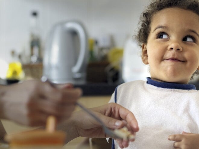 Las señales de satisfacción y hambre de tu niño(a) pequeño(a)